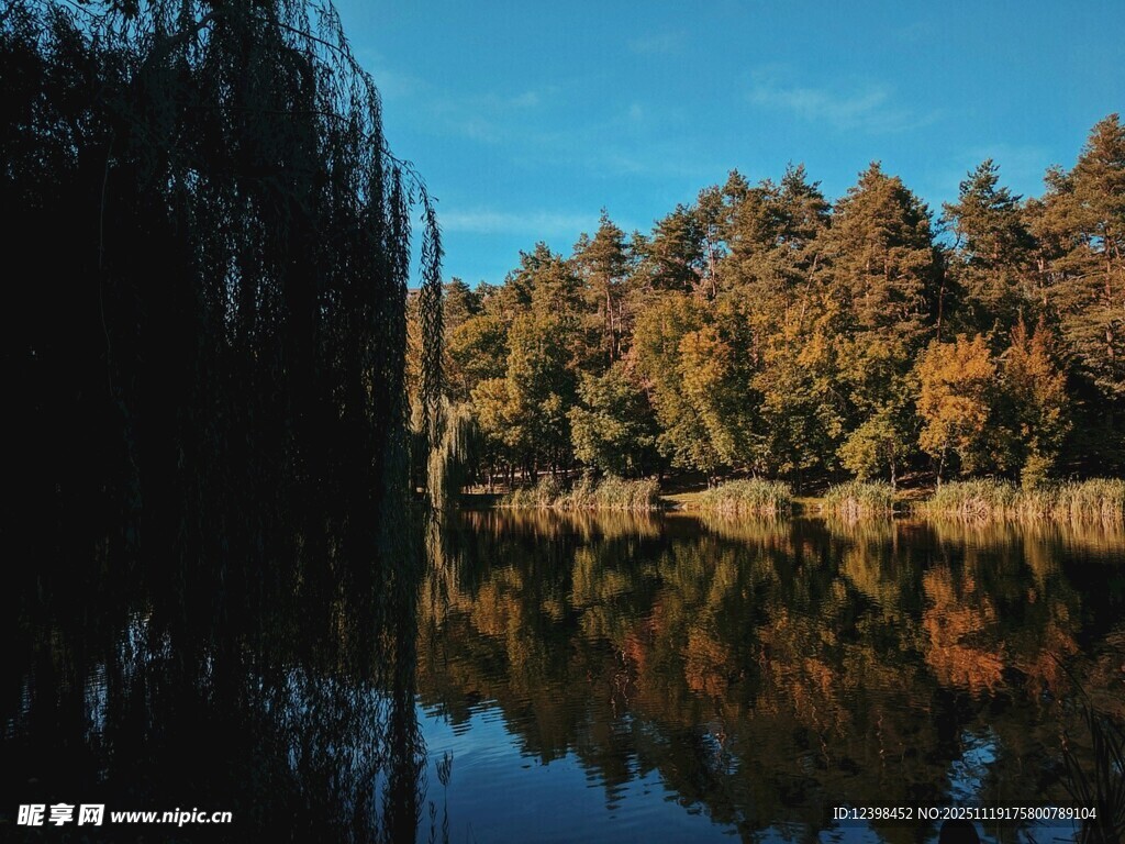 秋日湖畔美景倒映