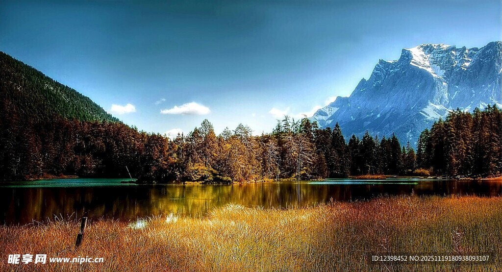 湖畔山林间的壮美山景
