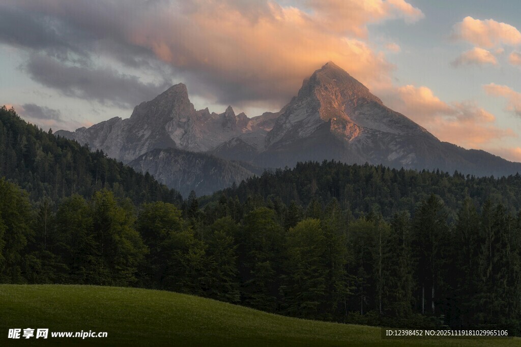 夕阳下的壮丽山峦景色