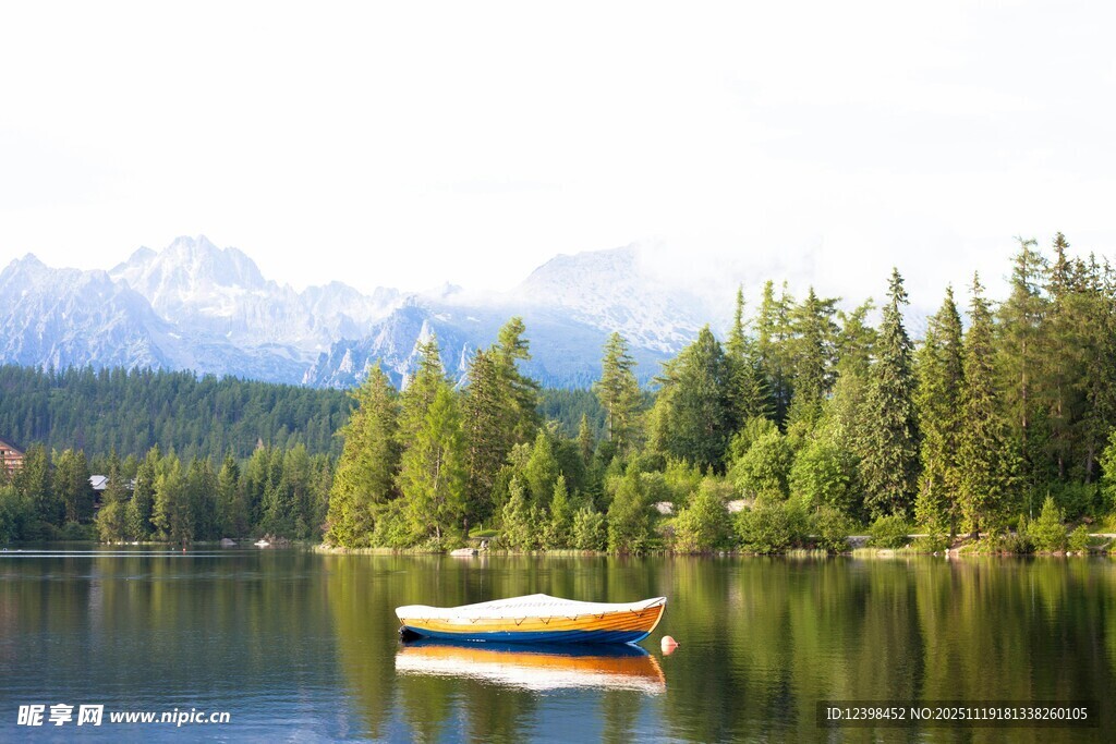 宁静湖畔小船与山林美景