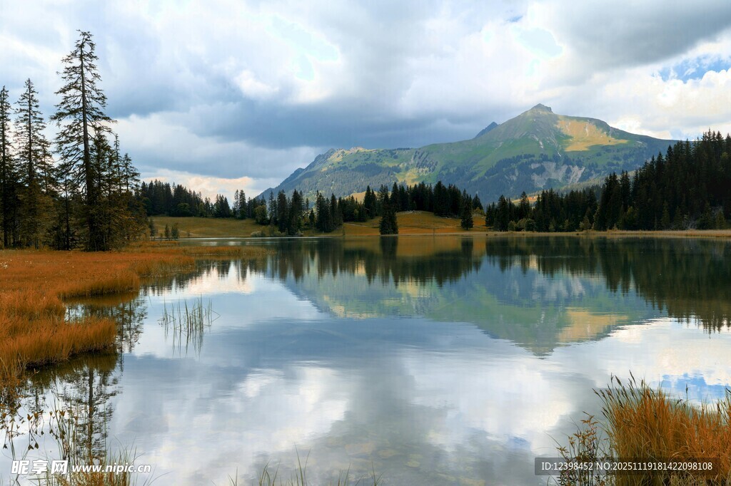 湖畔山林美景倒映