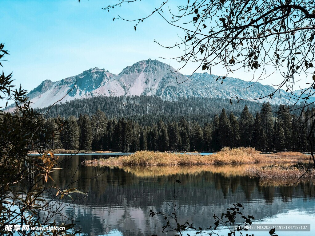 湖畔山林间的壮美雪山景色