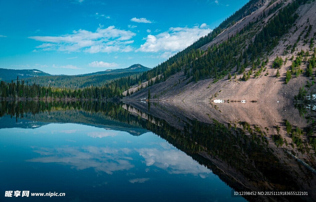 宁静山水湖景倒影如画