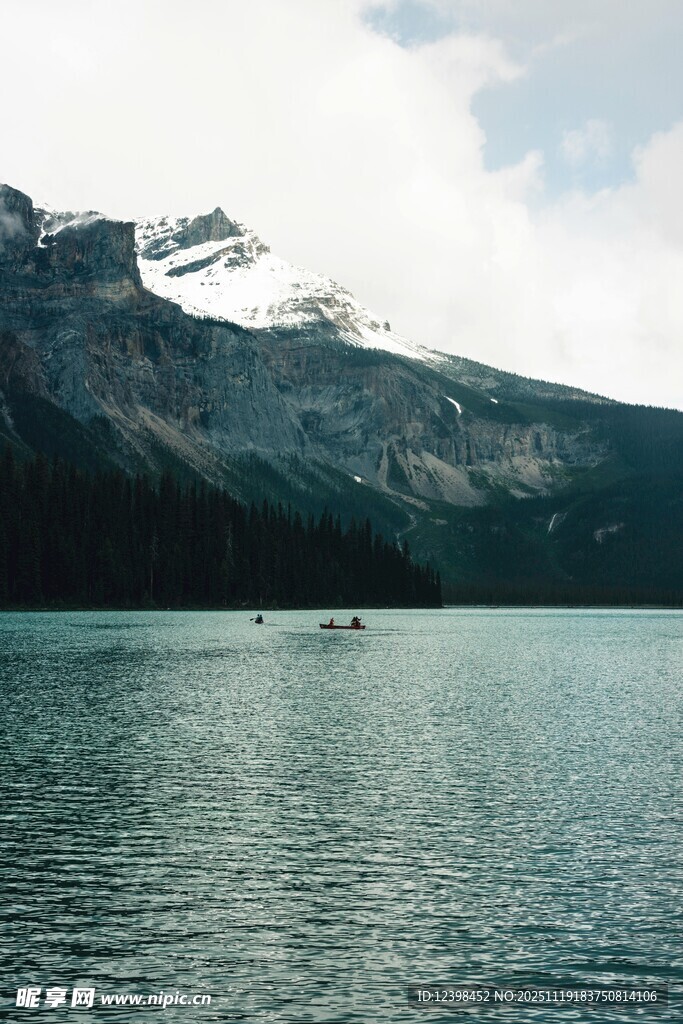 宁静湖景与远处雪山