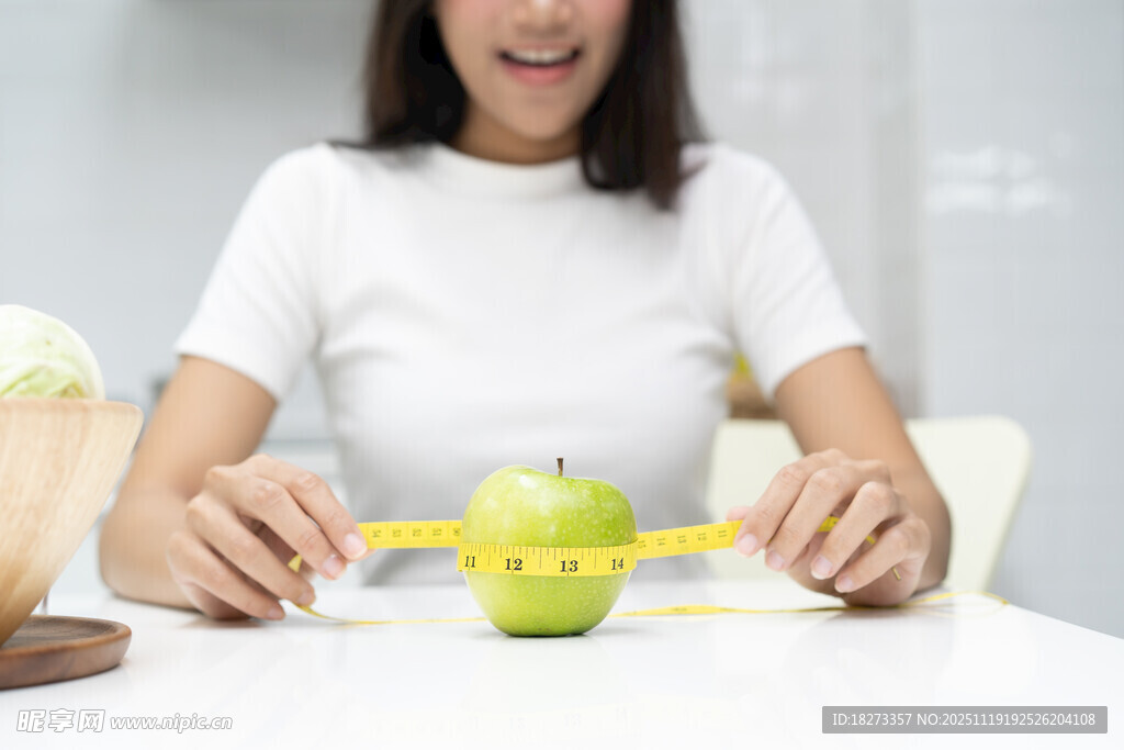 女子为苹果量腰围