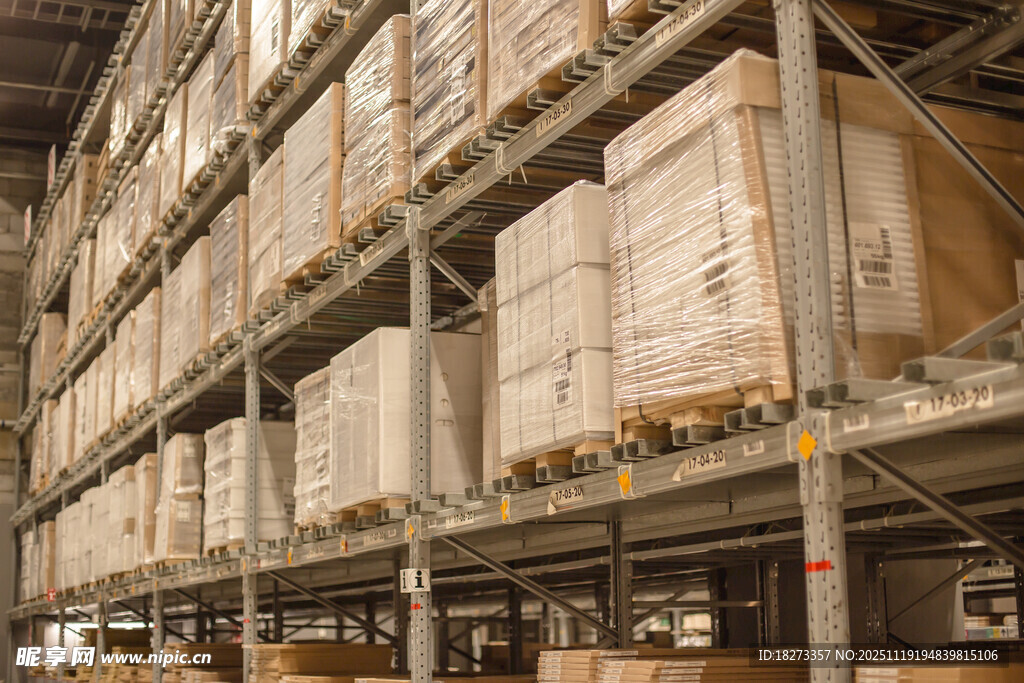 仓库内的大型货架与货物