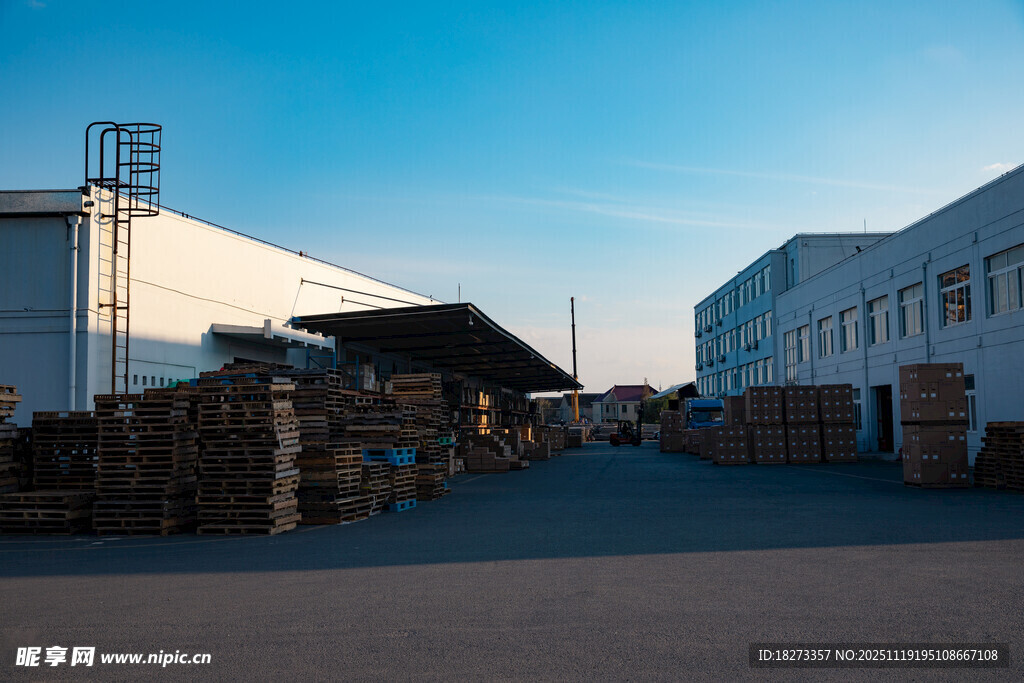 工厂仓库外的货物堆放场景