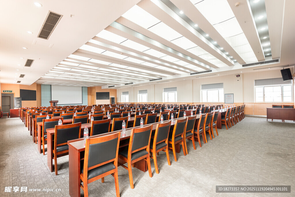 宽敞会议室整齐排列座椅