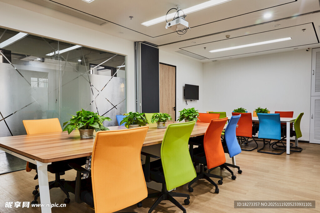 多彩办公椅装点现代会议室