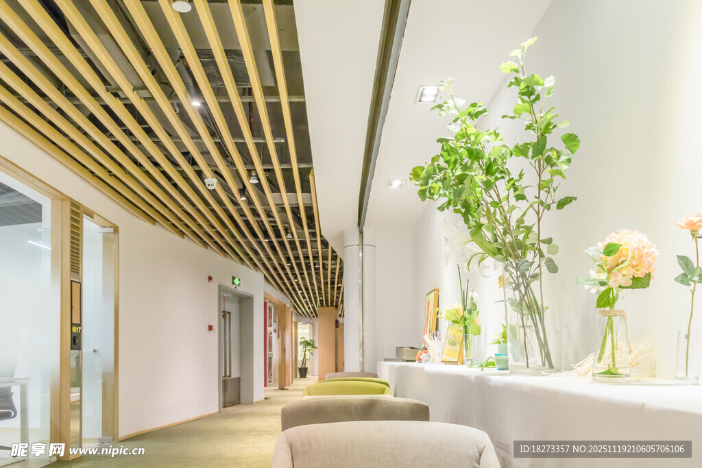 清新雅致的室内走廊空间