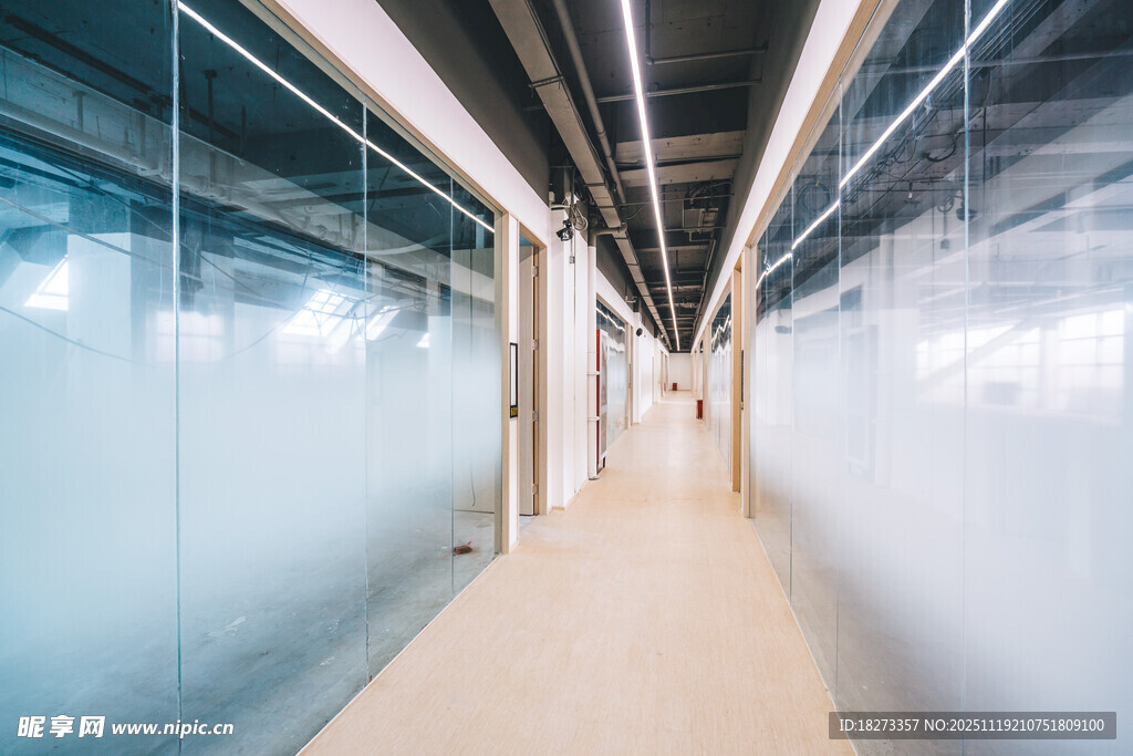 现代风格的狭长走廊空间