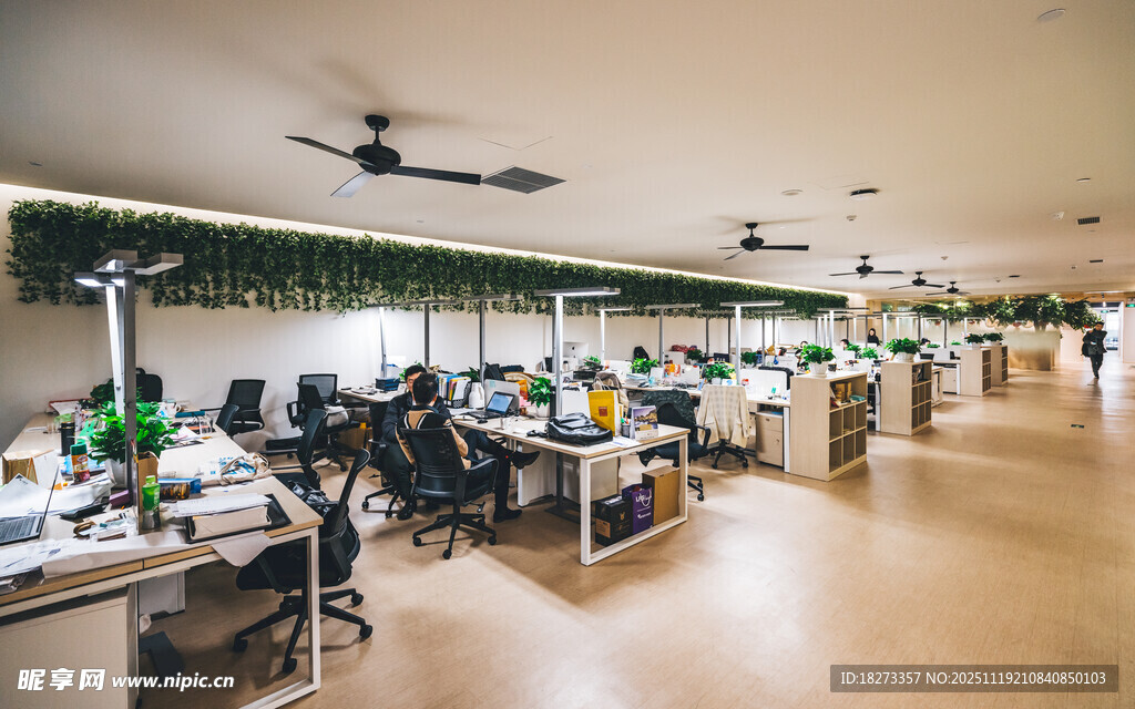 宽敞明亮的办公作业场所