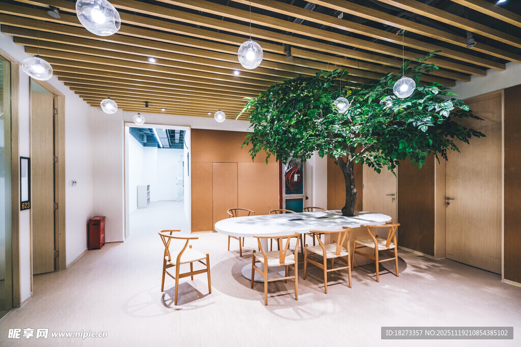 室内绿植环绕的温馨用餐区