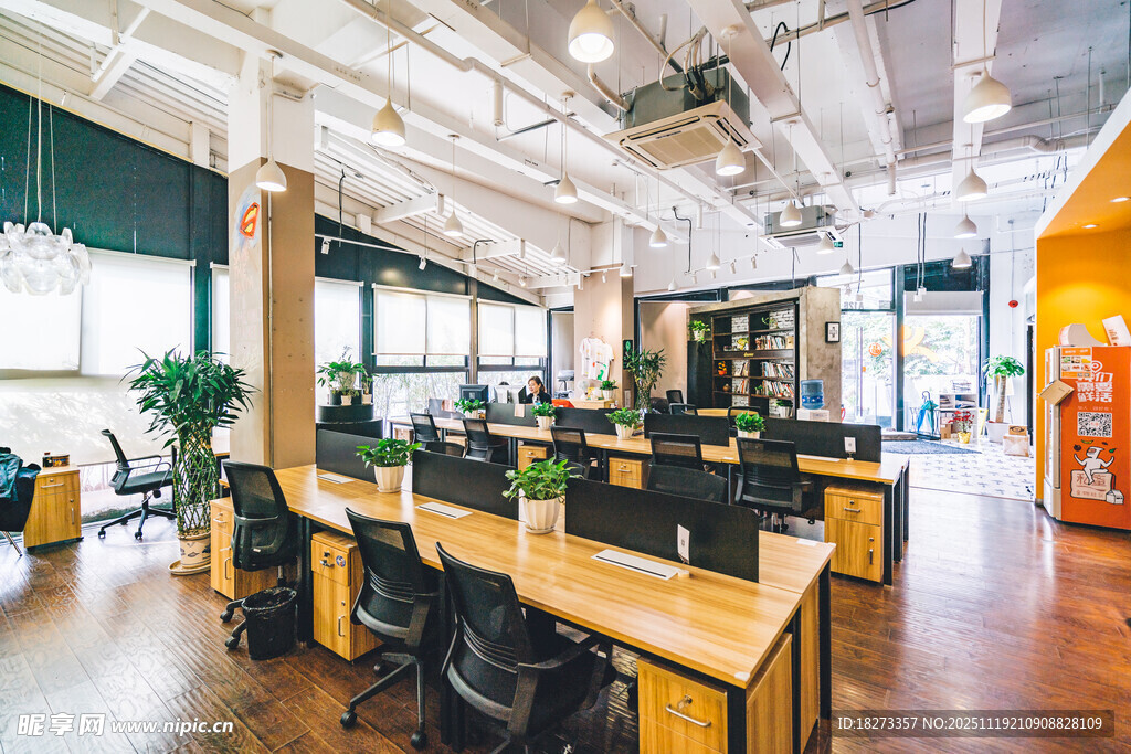 现代开放式办公空间场景