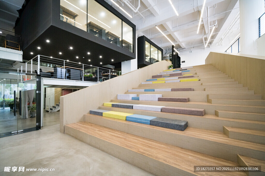 现代风格多彩阶梯办公空间