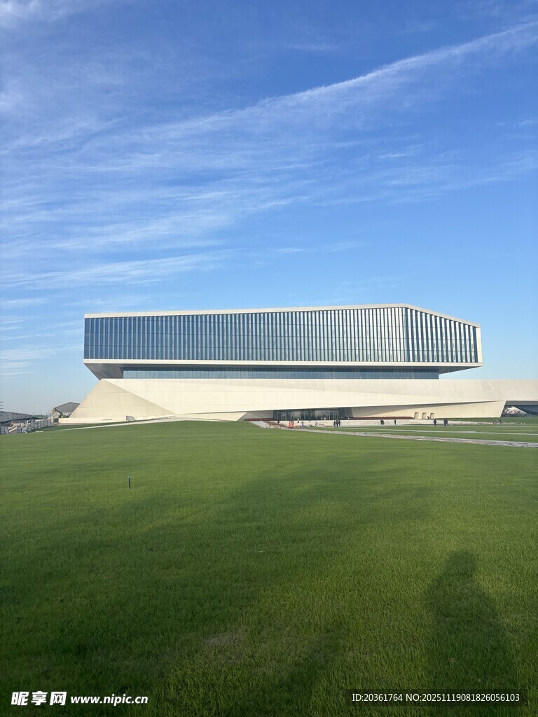 现代建筑与开阔草地景观