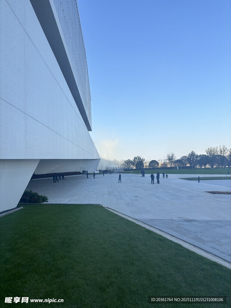 现代建筑旁的开阔绿地