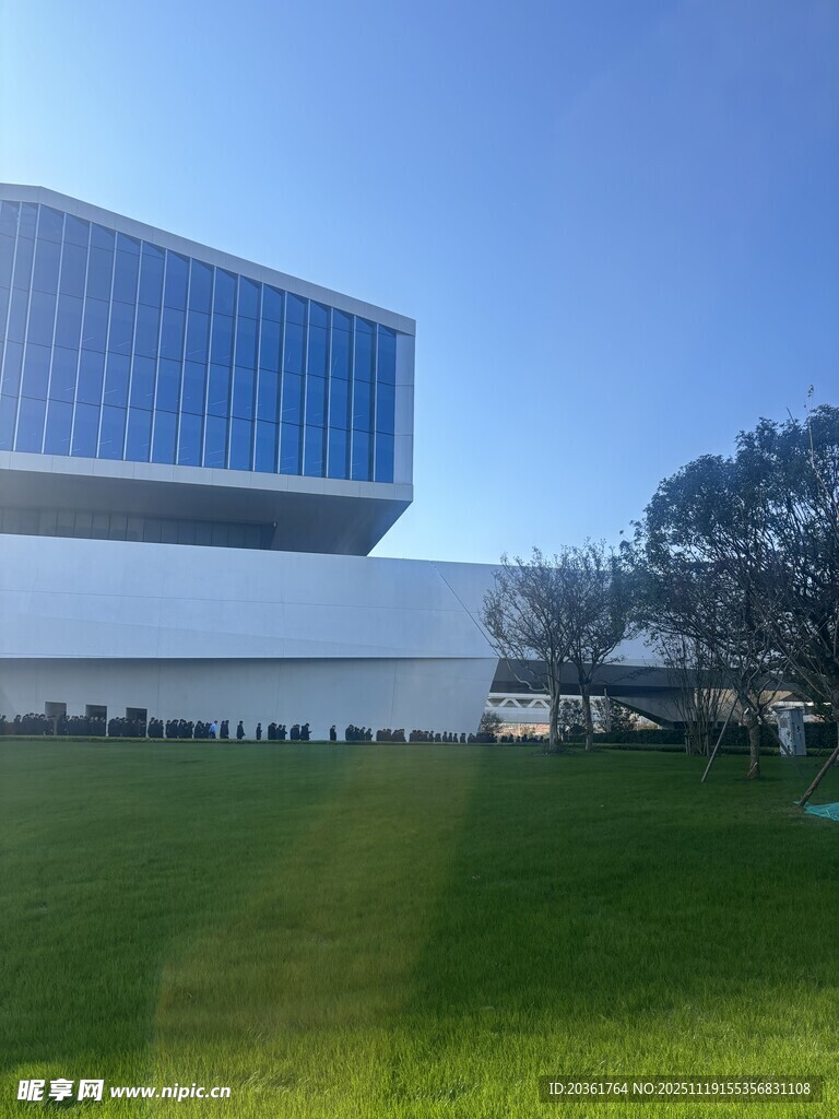 现代建筑旁的开阔绿草地