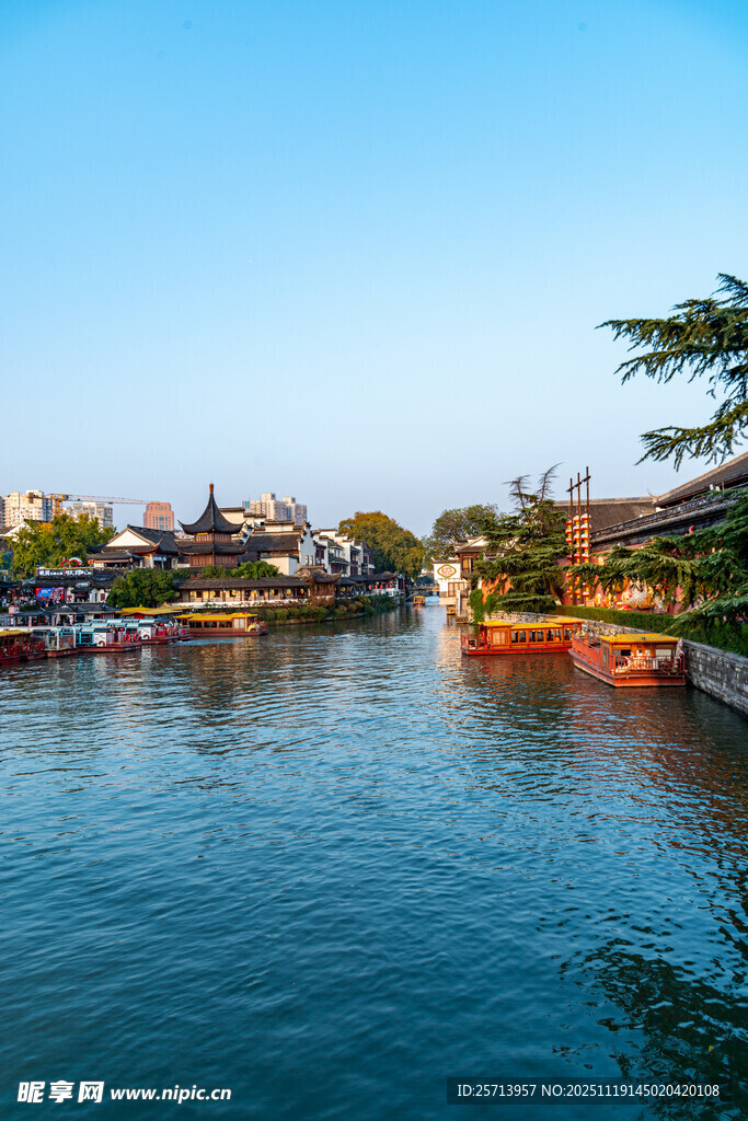 江南水乡河畔美丽风光