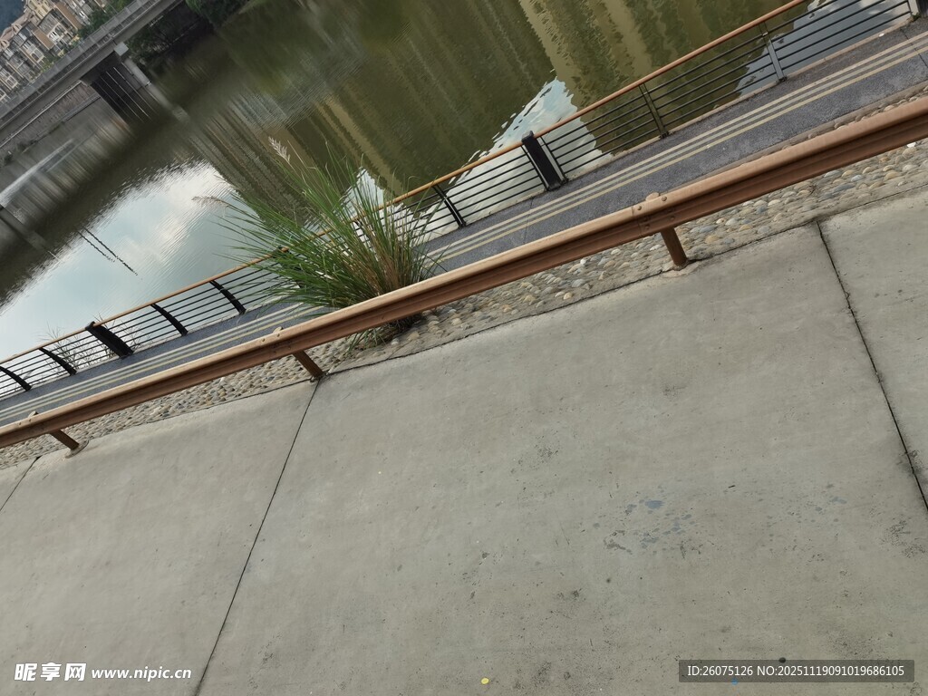 河边水泥路面与护栏景观