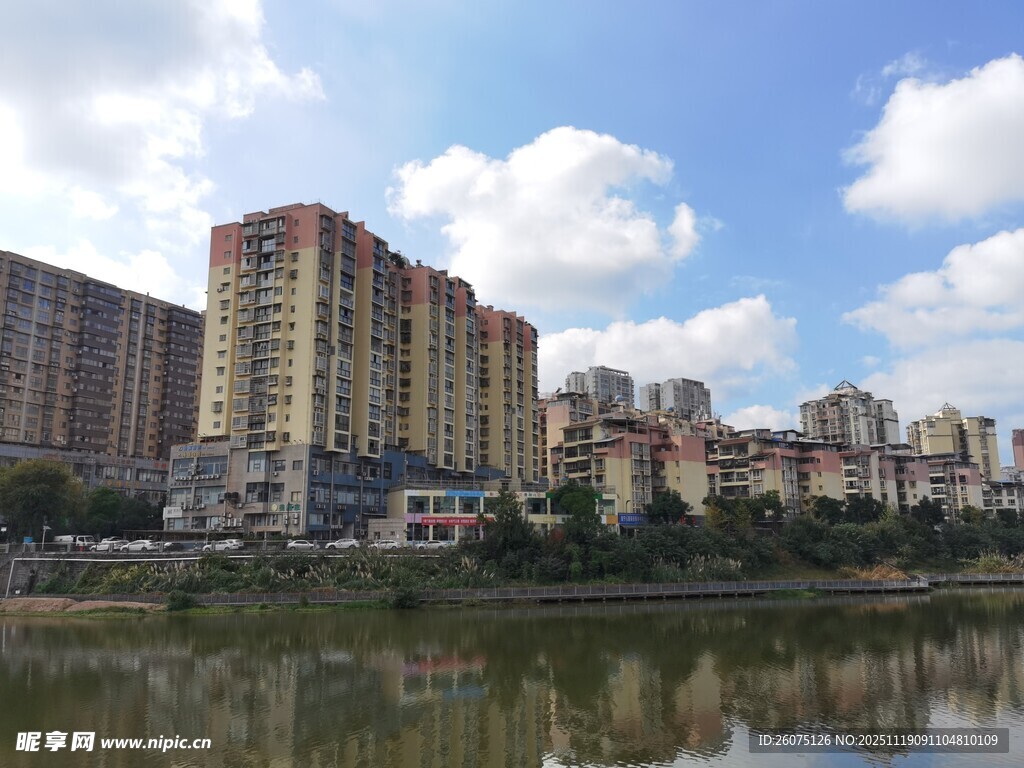 河畔高楼与蓝天白云景观