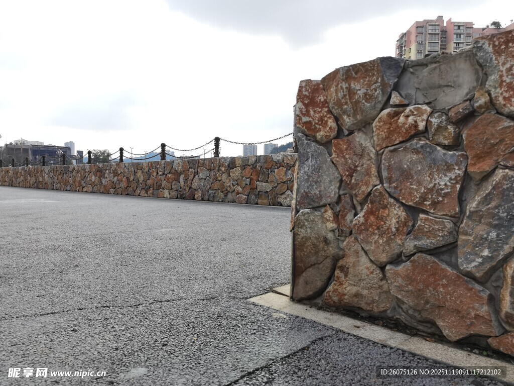 石砌围墙与开阔路面