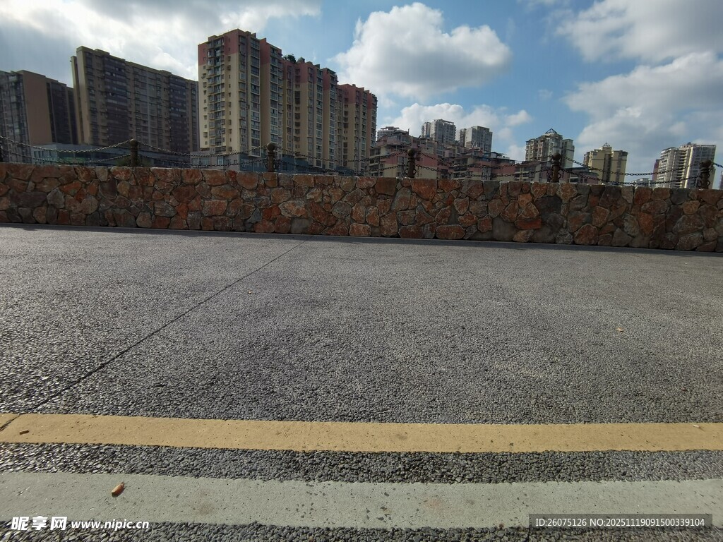 城市空旷路面与远处建筑群