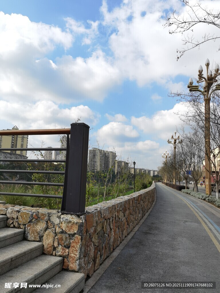 城郊宁静小路景观