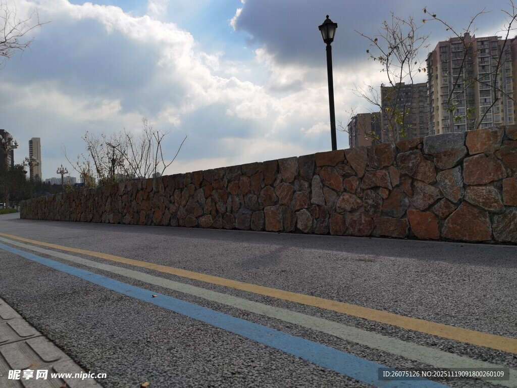 城市石墙旁的道路风景