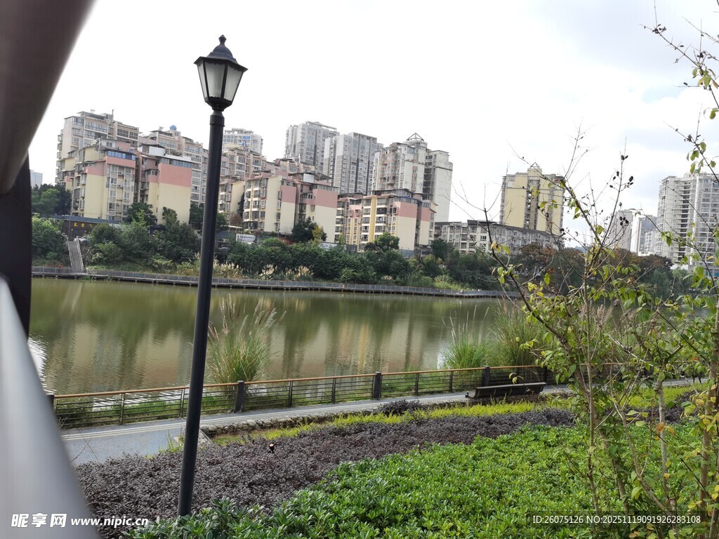 湖畔城市景观宁静美好