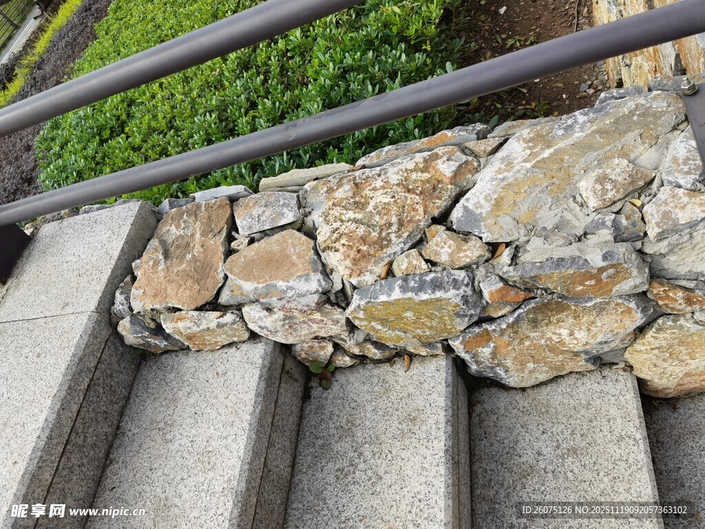 石阶上的石块装饰