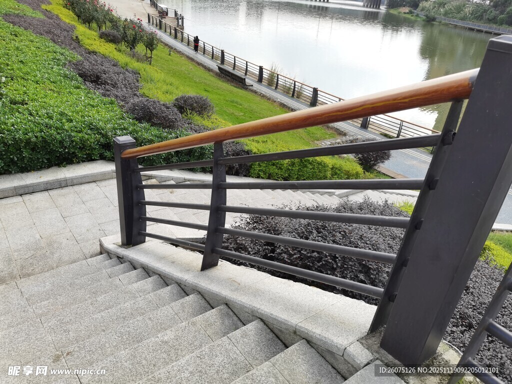 湖畔铁艺楼梯扶手景观