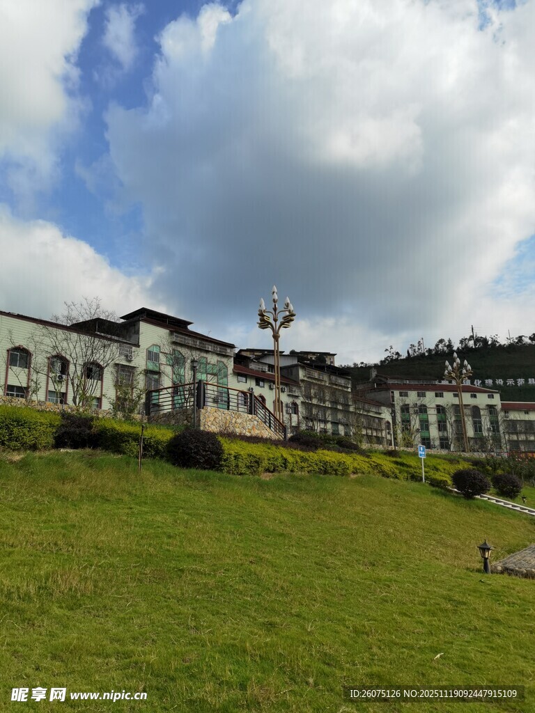 绿草如茵的豪华建筑群