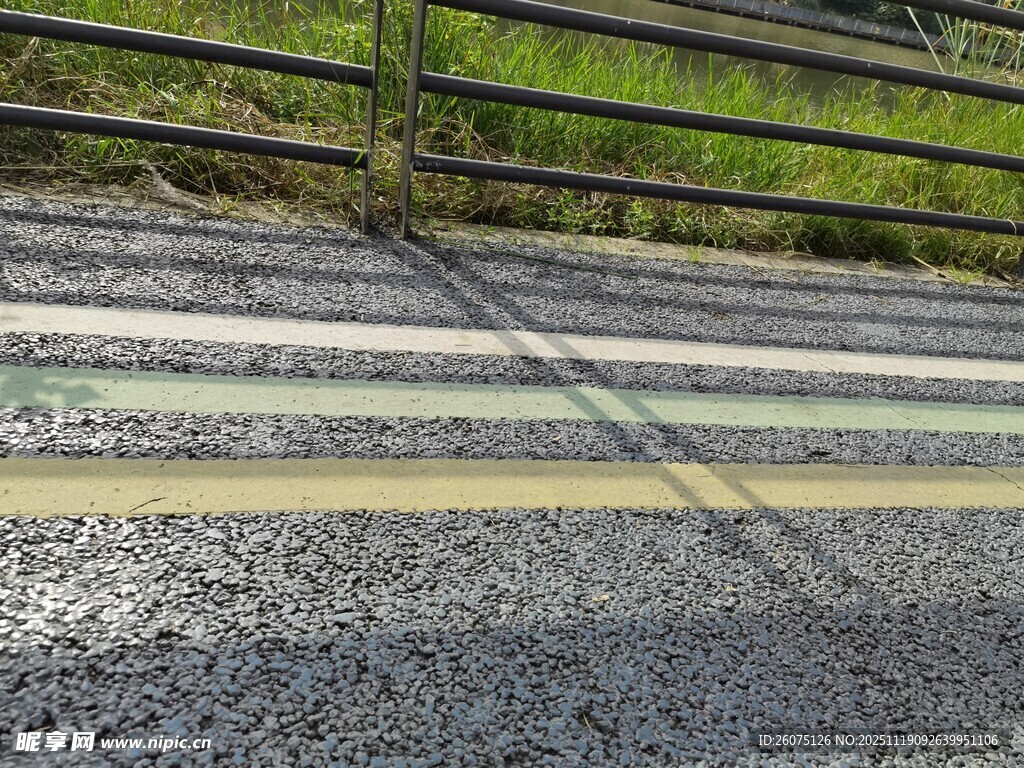 道路旁的护栏与多彩标线