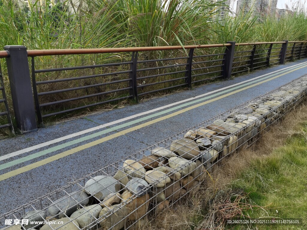 河畔木质步道与石砌护栏