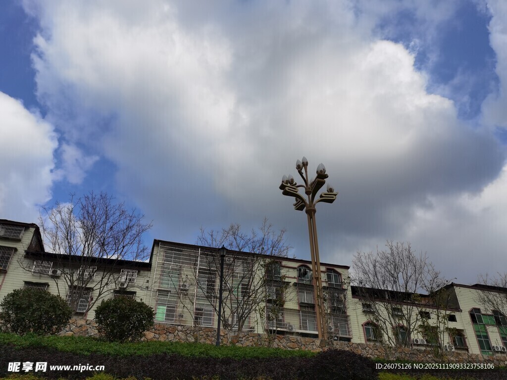 蓝天白云下的建筑景观