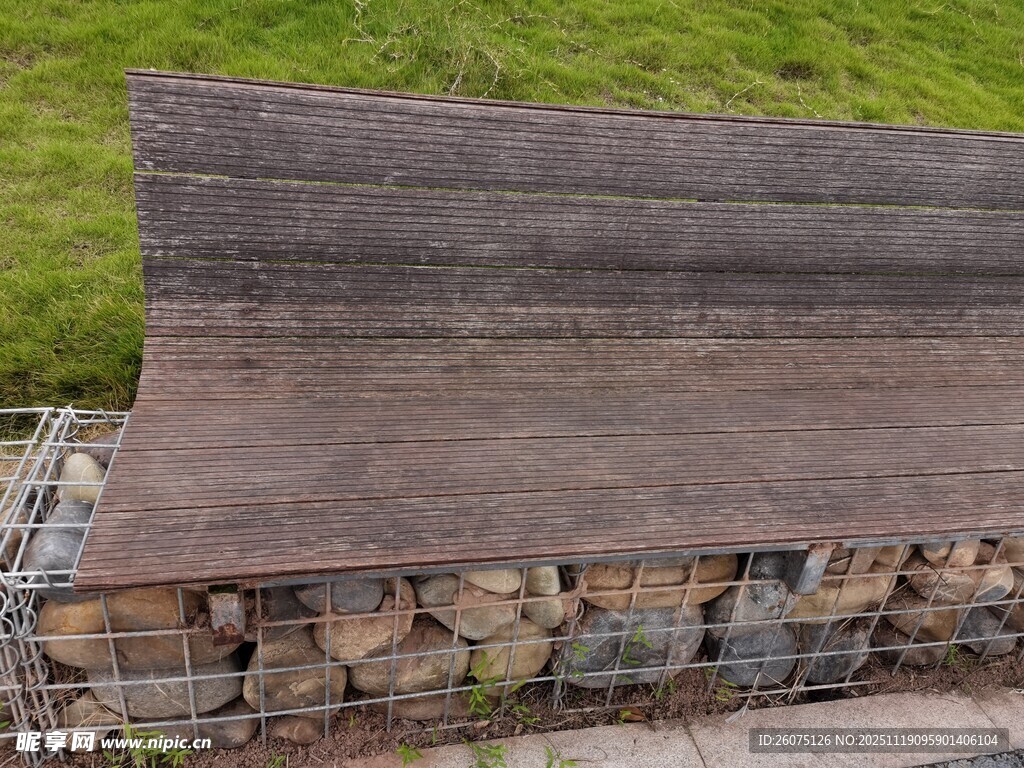 石砌墙顶覆深色瓦片