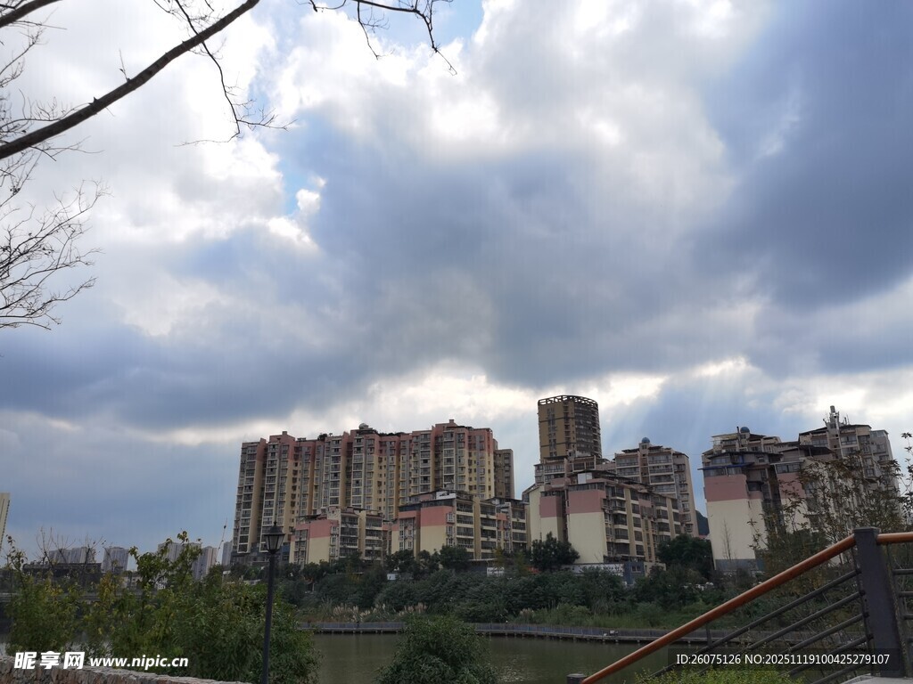 古老城堡矗立在葱郁之地