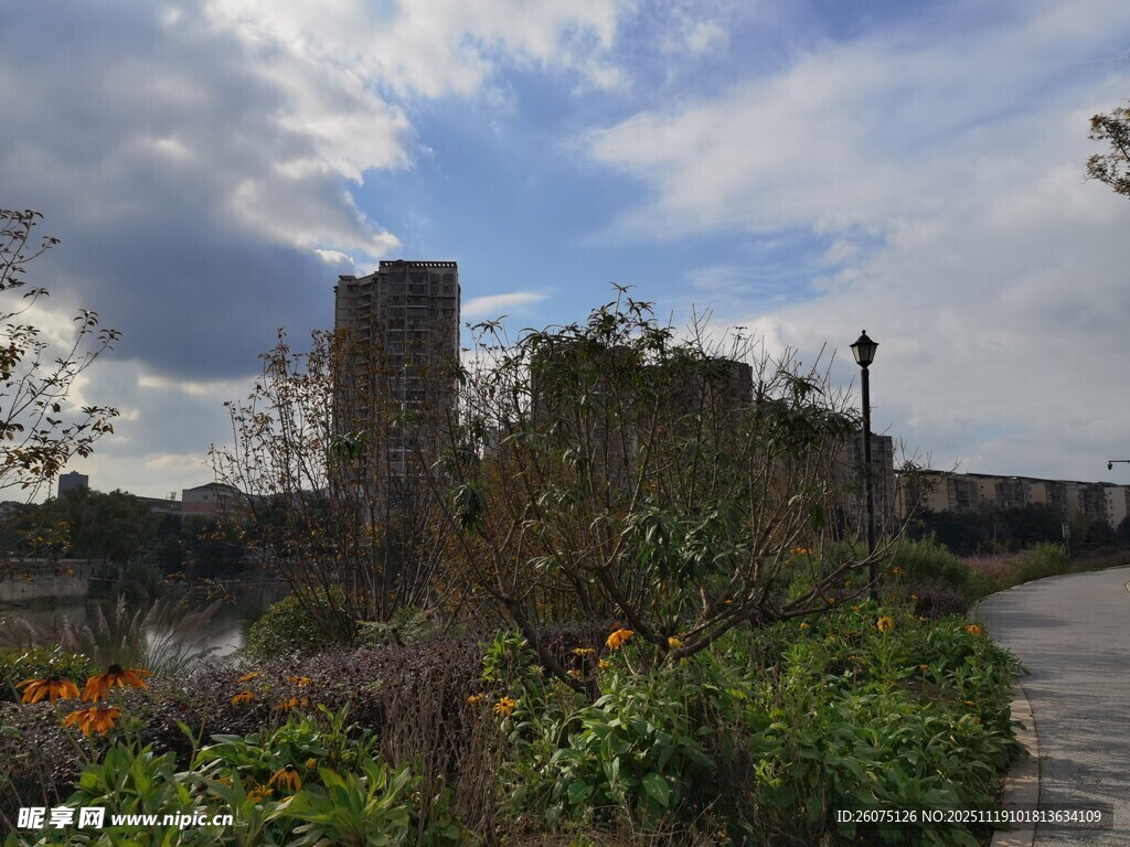 古老城堡旁的美丽景致