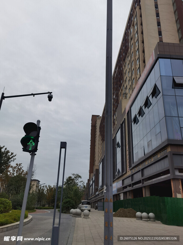 城市街道旁的现代建筑景观