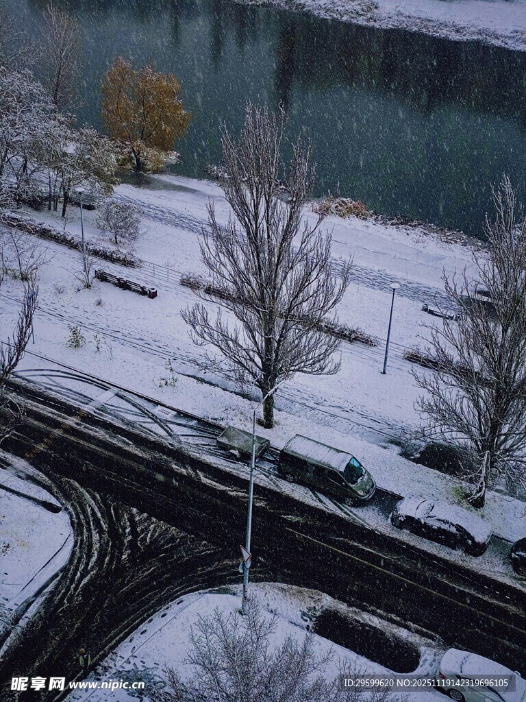 冬日雪景下的城市道路