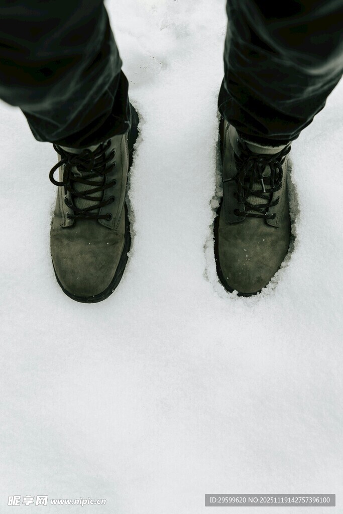 雪地中的户外徒步鞋