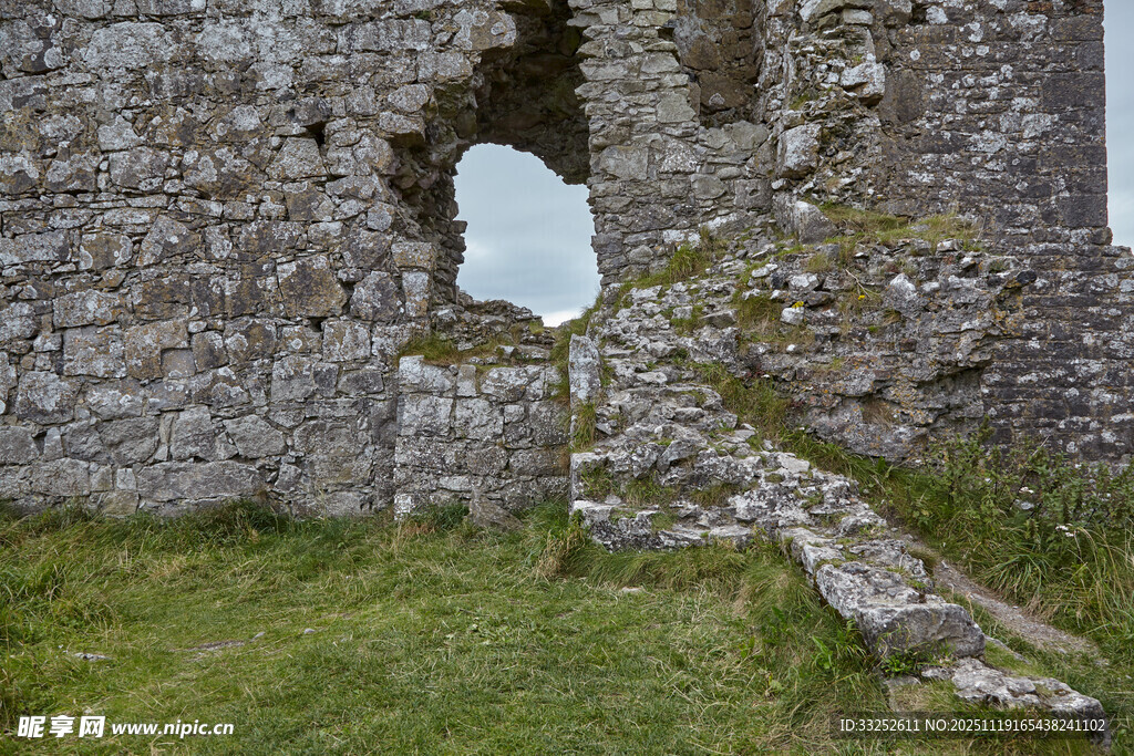 古老石墙破洞与周边草地