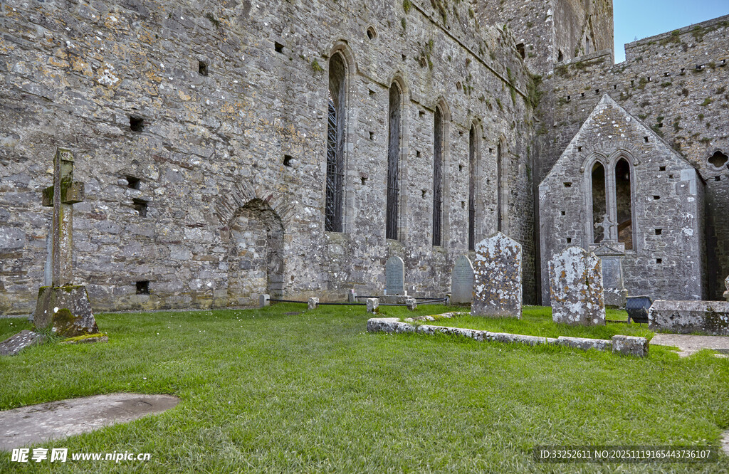 古老石砌建筑旁的绿草地