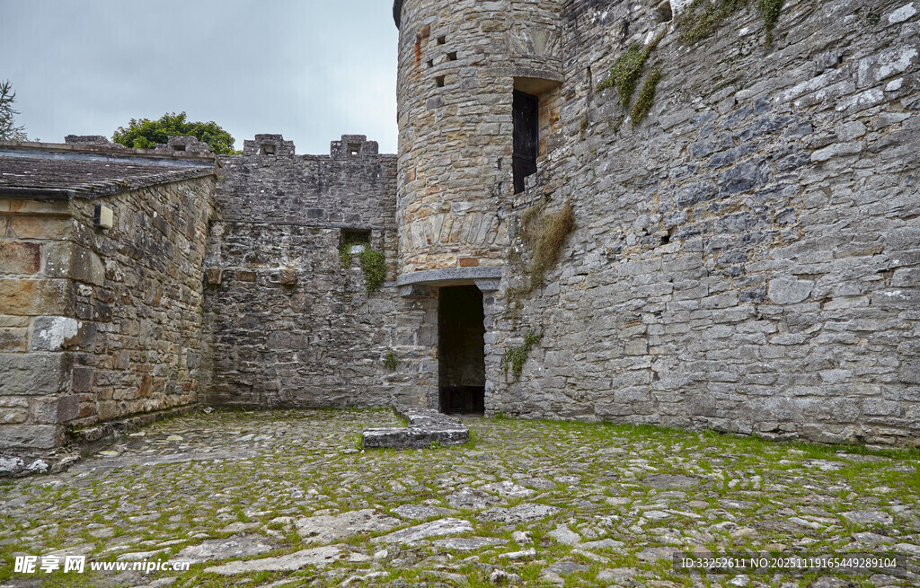 古老城堡废墟庭院景象