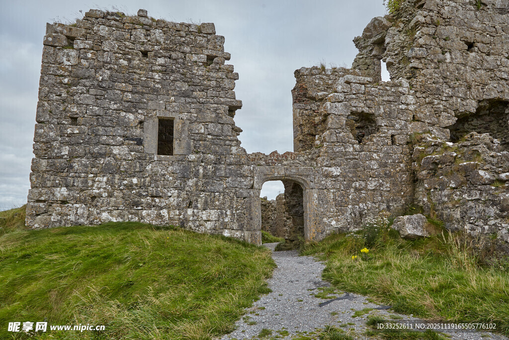 古老石砌城堡遗迹