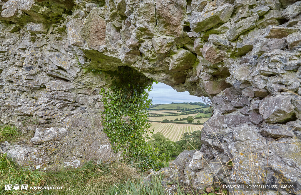 石间孔洞望田园风光