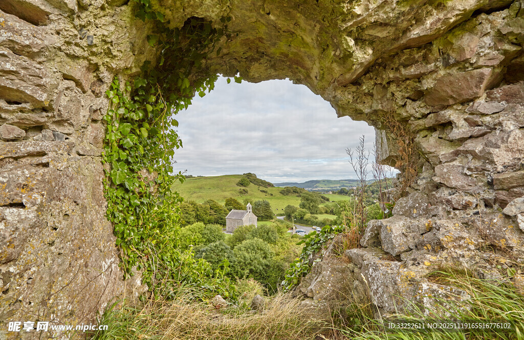 石墙洞外的田园风光
