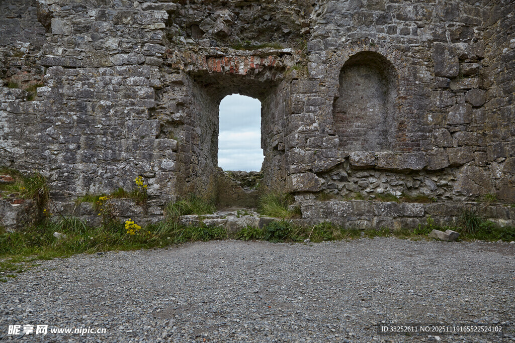 古老石墙遗迹中的窗洞