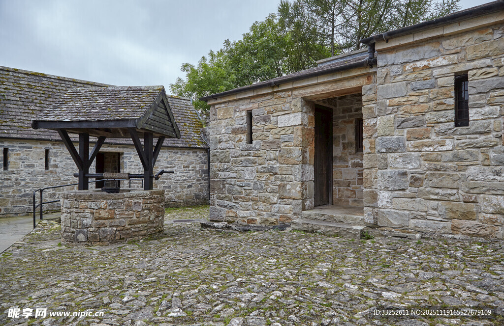 古朴石砌建筑与老式水车